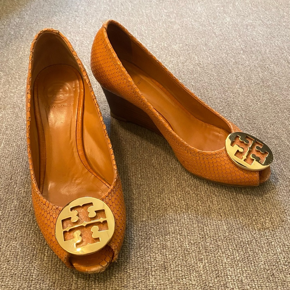 Tory Burch Wedge Sally Pump Orange Snakeskin Gold Medallion Peep Toe 8.5